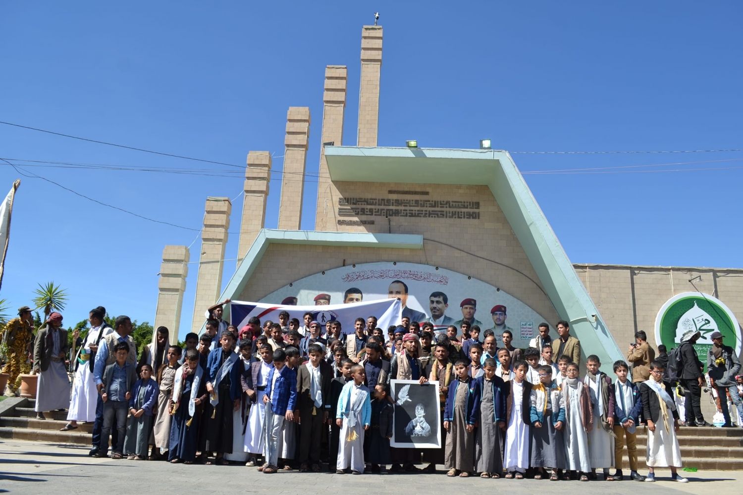 قيادة ومنتسبو مركز النور للمكفوفين يزورون ضريحي الشهيدين الصماد وهلال