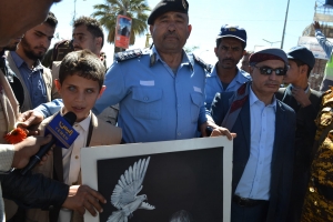 ضمن حملة التوعية المرورية و( أقصد في مشيك)   منتسبوا مركز النور يكرمون شرطة السير  بالورود