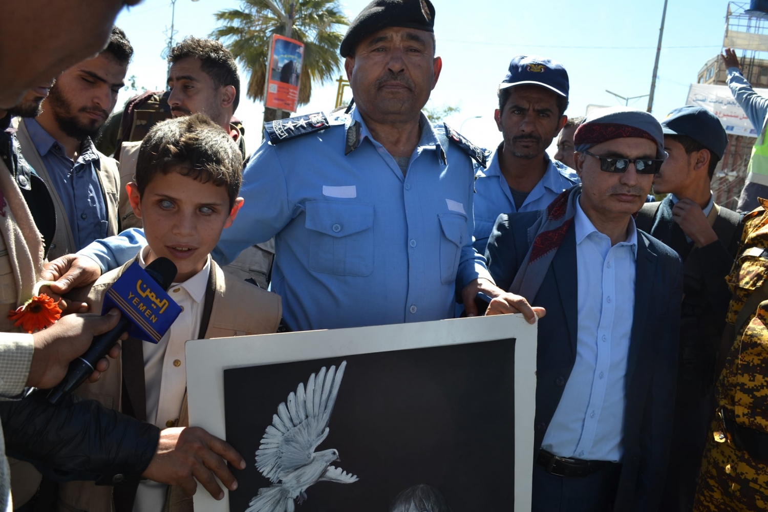 ضمن حملة التوعية المرورية و( أقصد في مشيك)   منتسبوا مركز النور يكرمون شرطة السير  بالورود