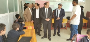 وزيرا الأشغال العامة والطرق والشؤون الاجتماعية والعمل يطلعان على سير العمليه التعليميه بمركز النور .