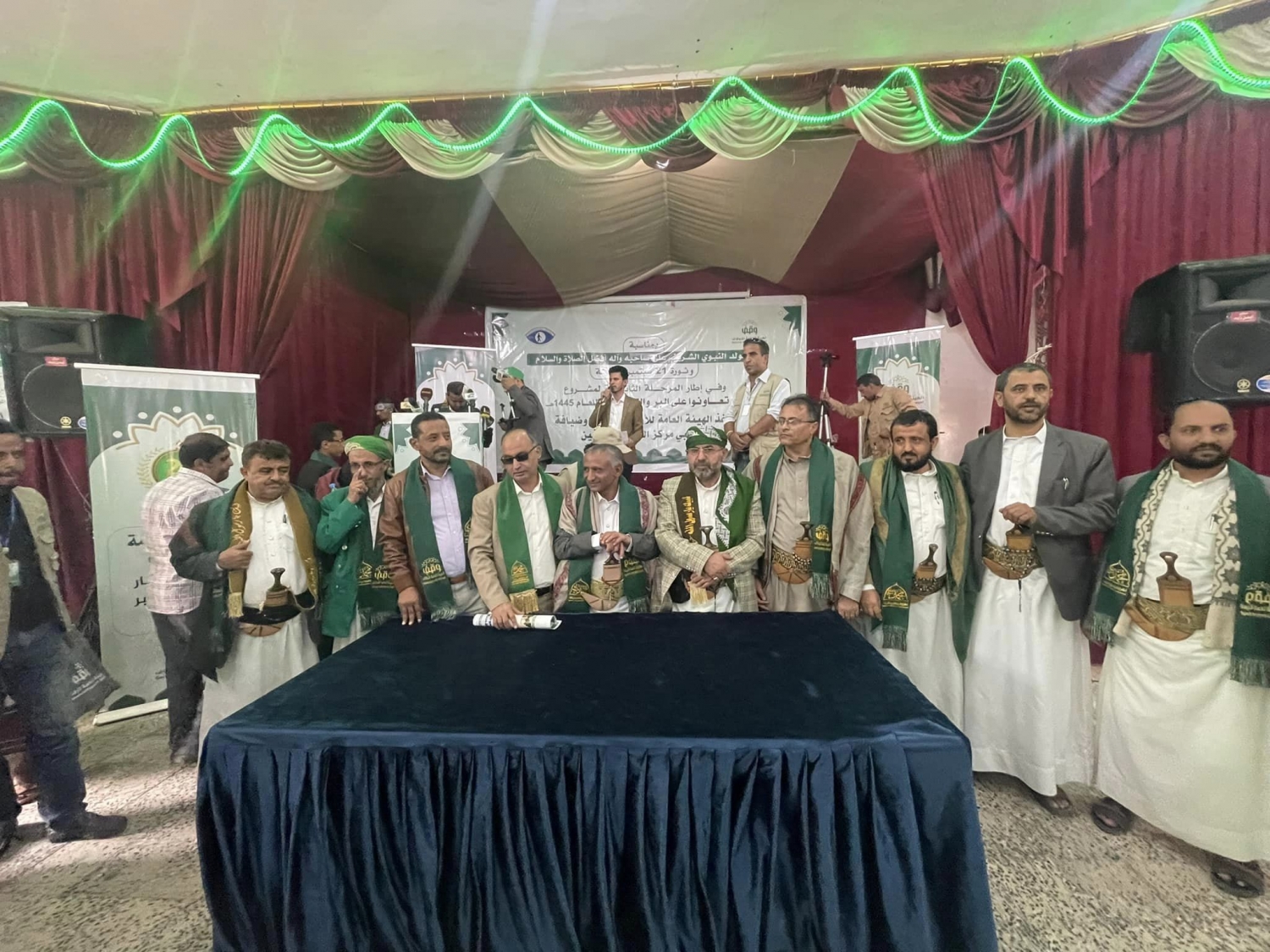 الهيئة العامة للأوقاف تدشن المرحلة الثانية من مشروع "وتعانوا على البر والتقوى"  لمنتسبي مركز النور للمكفوفين .  وتعلن استعدادها صيانة وترميم مركز النور للمكفوفين ودعم عملية التعليم والتأهيل بالمركز .